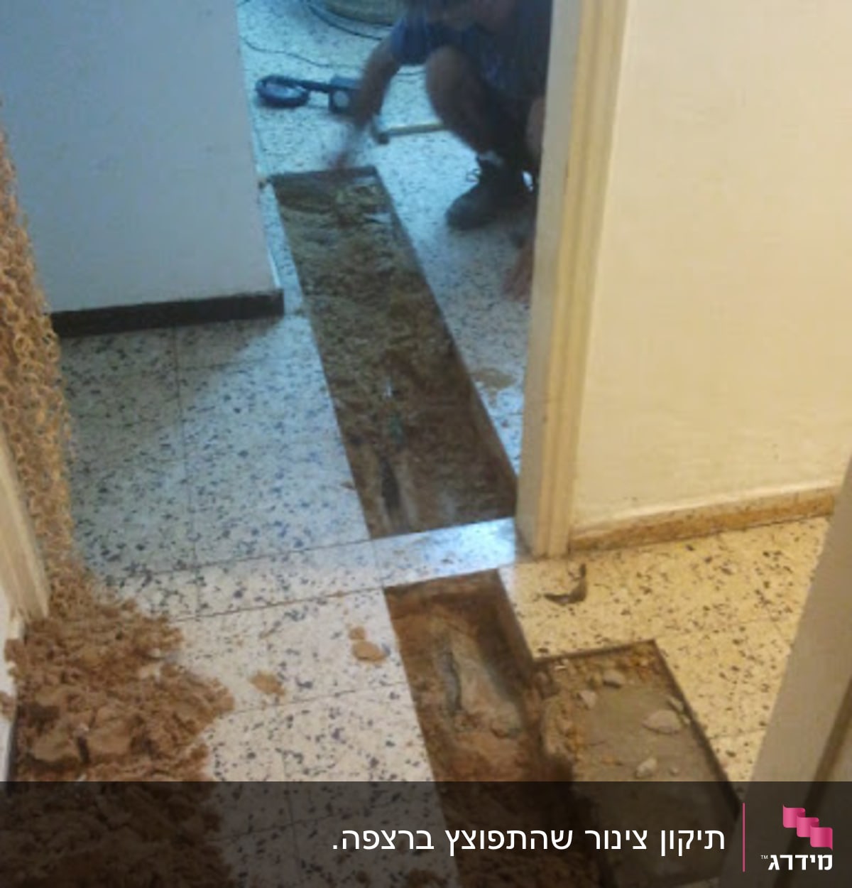 אדם עובד על תיקון צנרת ברצפה